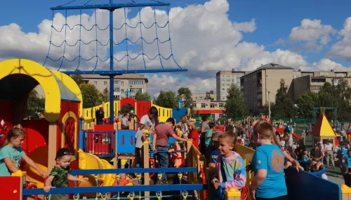 Очередь на качели: сотни бийчан пришли на открытие площадки Водяновой в Бийске