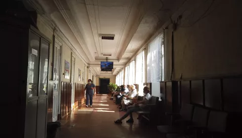 Барнаульцы жалуются на разруху в здании барнаульской поликлиники