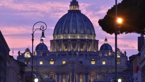 Что такое конклав и почему итальянские СМИ обсуждают отречение Папы Римского