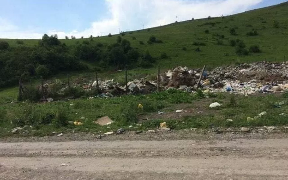 В Чарышском районе появилась огромная свалка мусора вдоль дороги
