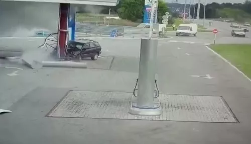 Пьяный водитель протаранил АЗС на трассе Барнаул – Новосибирск
