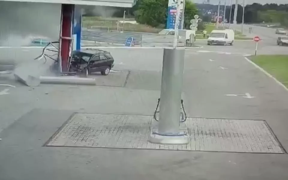 Пьяный водитель протаранил АЗС на трассе Барнаул Новосибирск