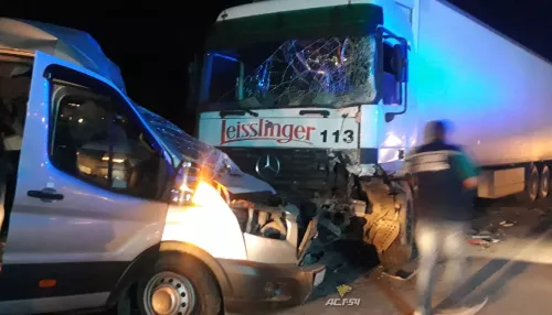Семь человек пострадали в ДТП с фурой и микроавтобусом в Новосибирске