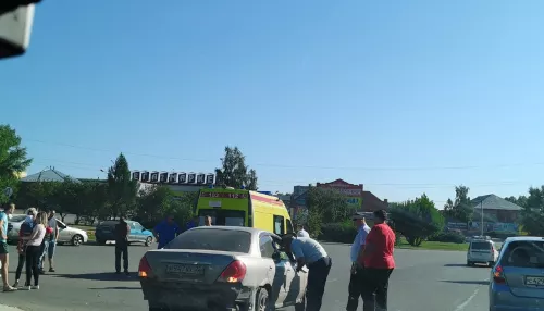 Легковой автомобиль сбил двух девушек-пешеходов в Бийске