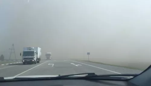 Автомобилисты попали в пыльную бурю и дымовую завесу на Алтае