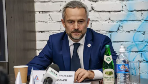Министр Перфильев вновь разрешил допуск болельщиков на матчи алтайских команд