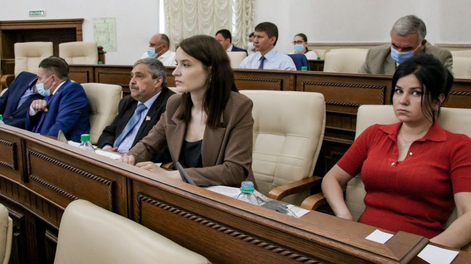 Депутаты АКЗС. Фракция КПРФ. Мария Прусакова (справа), Вероника Лапина (в центре)
