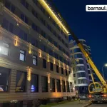 Фотограф снял монтаж конструкции Барнаул орденоносный на здании мэрии