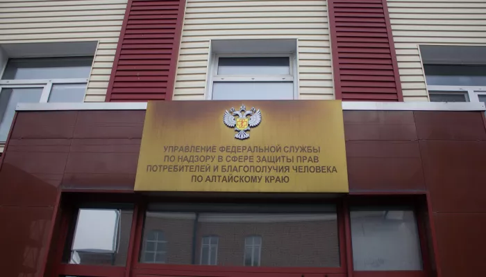 Роспотребнадзор подключился к ситуации с червивым фонтанчиком в гимназии Барнаула