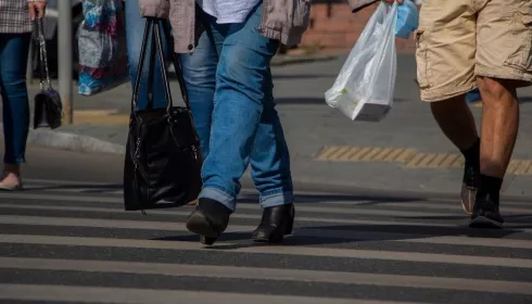 Власти требуют от барнаульских дорожников исправить переход через трамвайные пути