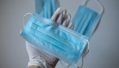 Плохое качество: минздрав Алтая оправдался за рваные перчатки медиков в Бийске
