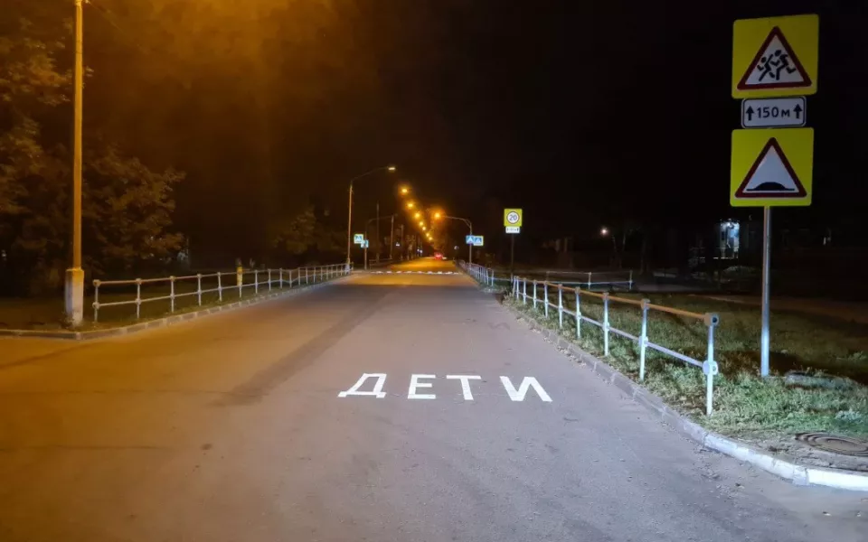 В Барнауле возле школ и детсадов обновили дорожную разметку