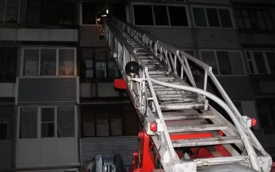 Более 80 человек эвакуировали из-за пожара в барнаульской многоэтажке