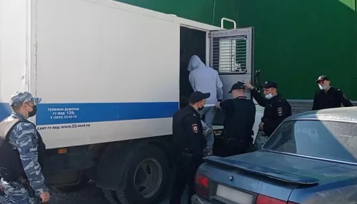 Опубликовано видео задержания участников дерзкого ограбления барнаульского ТЦ