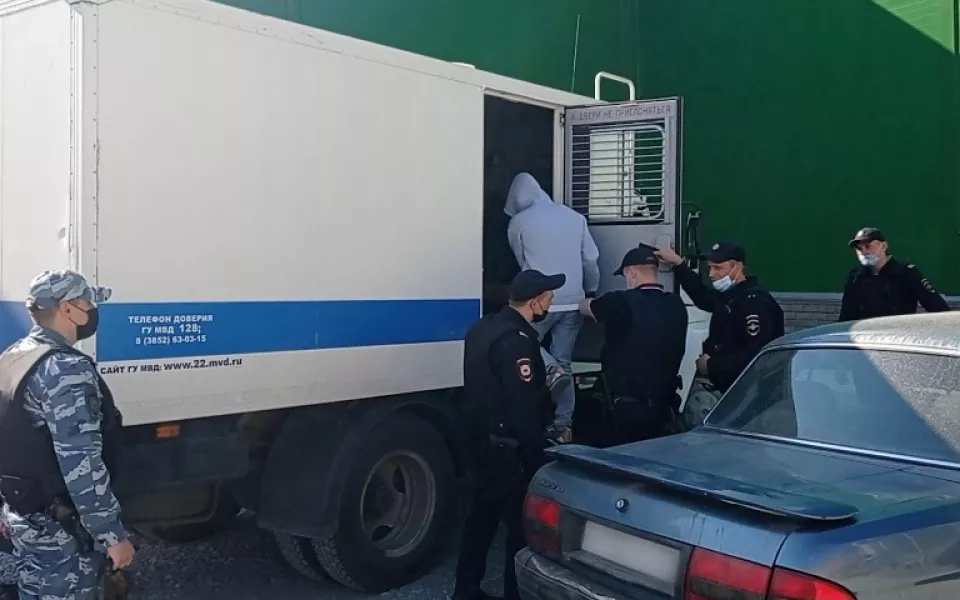 Опубликовано видео задержания участников дерзкого ограбления барнаульского ТЦ