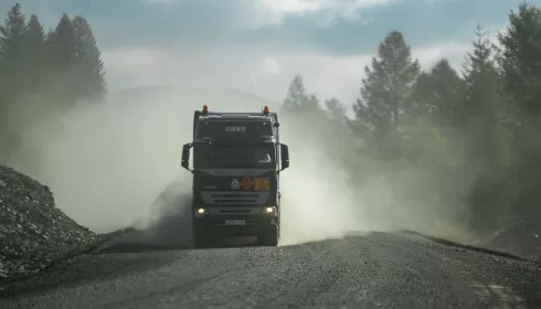 Жители алтайского села задыхаются из-за едкого шлейфа от грузовиков