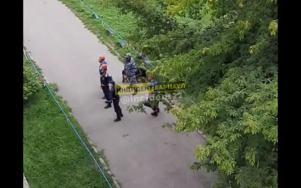 В Барнауле неадекватный мужчина угрожал ножом девушке и стоял у окна