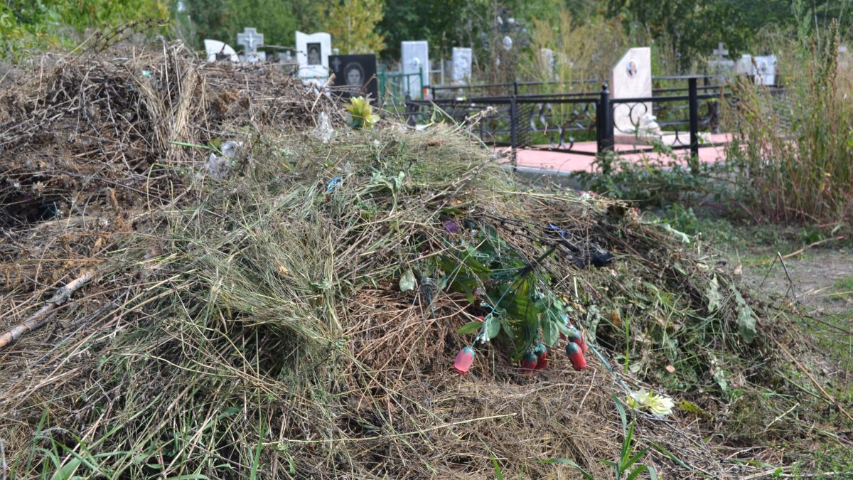 Мусор на кладбище Новоалтайска