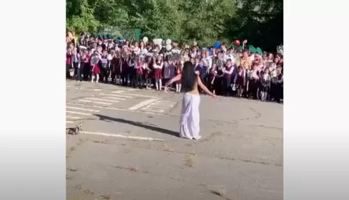 В Хабаровске на школьной линейке станцевали танец живота