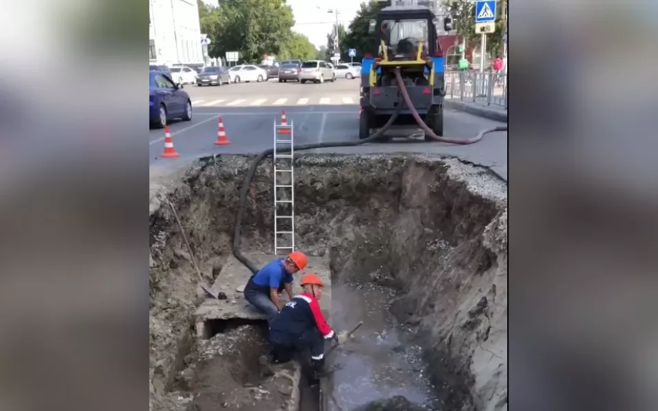 Огромная яма на две полосы появилась на дороге в центре Барнаула