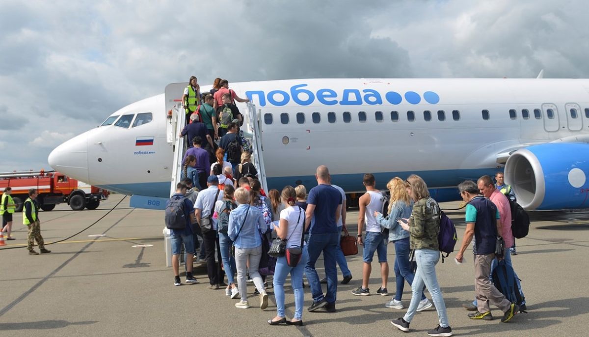 Почему перелеты дорогие. Турция самолет. Аэропорт Горно Алтайск Москва. Российский туризм. Самолет на аэродроме.