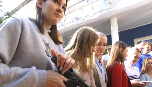 ФСБ приехали с большим арсеналом оружия и спецтехникой в алтайский колледж