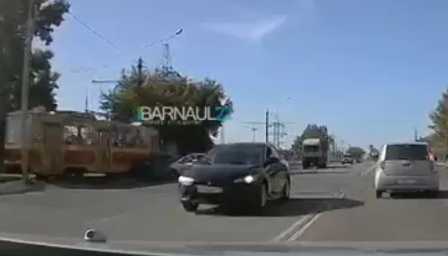 Бешеный трамвай сбил и протащил легковушку на перекрестке в Барнауле
