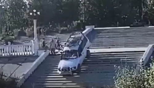 В Бийске задержали мужчину, который съехал с лестницы на джипе