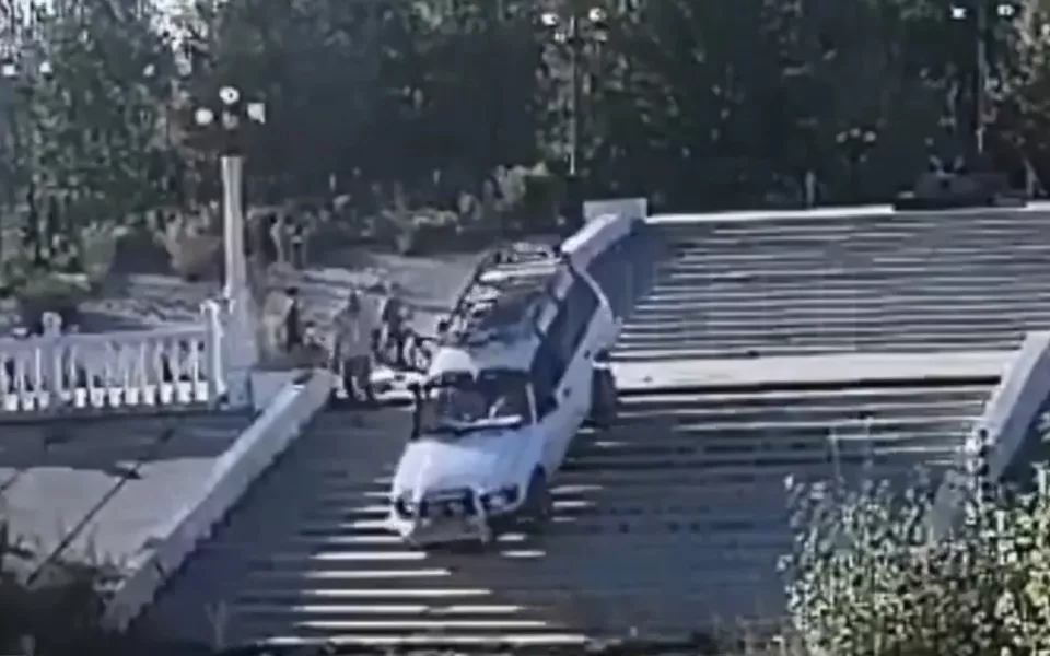 В Бийске задержали мужчину, который съехал с лестницы на джипе
