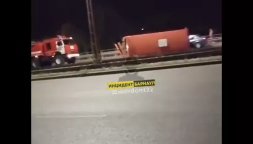 Автобус лег на бок после столкновения с авто в Барнауле