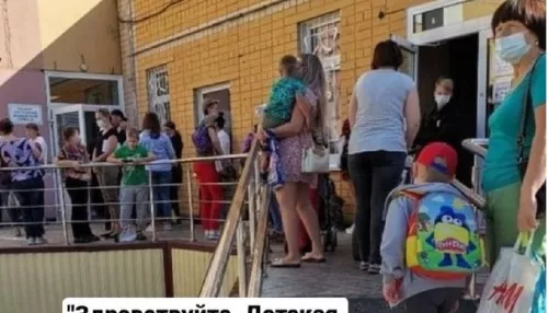 Барнаульцы пожаловались на огромные очереди в фильтр-бокс детских поликлиник