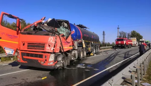 Молодой водитель погиб в аварии с двумя грузовиками в Новосибирской области