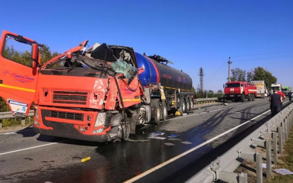 Молодой водитель погиб в аварии с двумя грузовиками в Новосибирской области