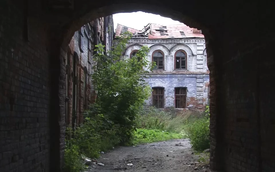 На Алтае бывший особняк купца и памятник архитектуры зарос деревьями