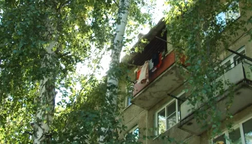 Куски падают на людей: жильцы барнаульской многоэтажки боятся обрушения крыши