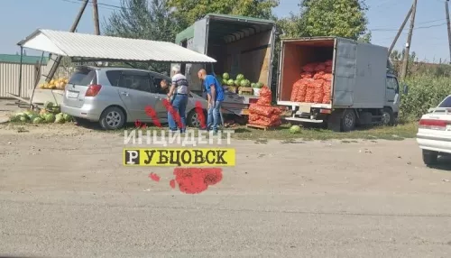 Легковушка въехала в палатку с арбузами после ДТП в Рубцовске