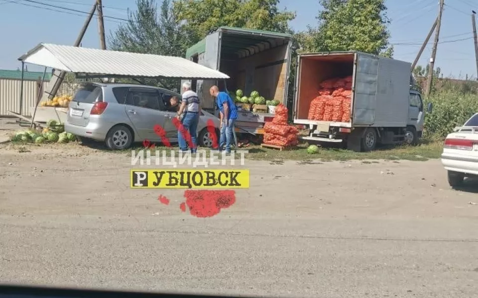 Легковушка въехала в палатку с арбузами после ДТП в Рубцовске