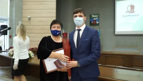 Накануне Дня города особо отличившиеся барнаульцы получили награды в мэрии