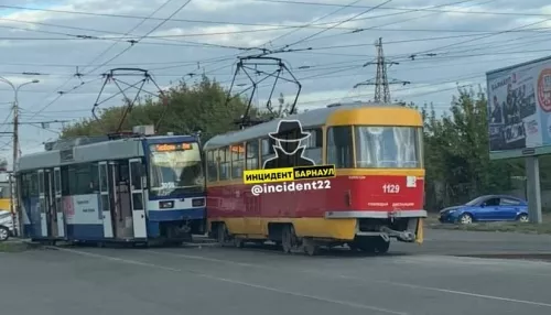 Два трамвая столкнулись на перекрестке в Барнауле