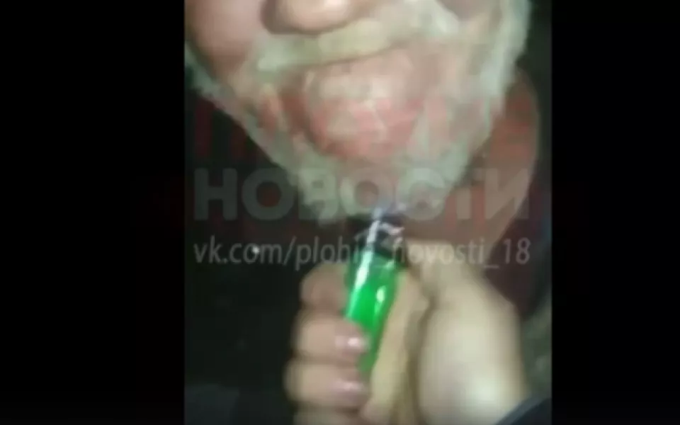 Давай стричься: подросток с зажигалкой поглумилась над бездомным
