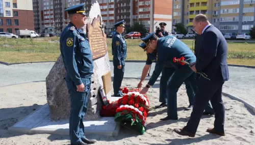 Алтайские спасатели звуком сирен почтили память погибшего главы МЧС