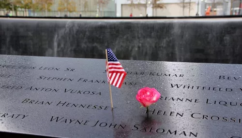 Флаги США приспустили в 20-ю годовщину терактов 11 сентября