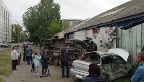 Двух человек госпитализировали после ДТП с маршруткой в Бийске