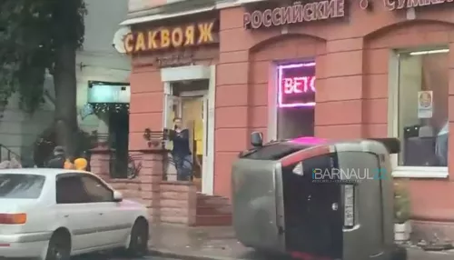В центре Барнаула автомобиль вылетел на тротуар после ДТП