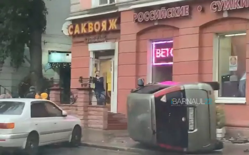 В центре Барнаула автомобиль вылетел на тротуар после ДТП