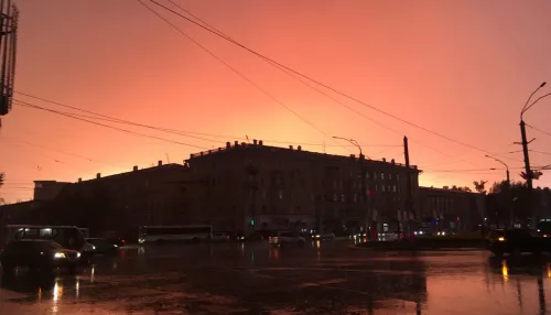 Очевидцы сняли яркое свечение в небе над Барнаулом
