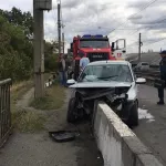 В Бийске легковой автомобиль влетел в отбойник моста