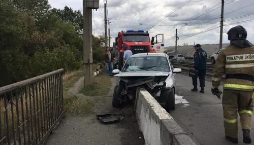 В Бийске легковой автомобиль влетел в отбойник моста