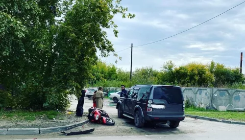 В Барнауле женщина на внедорожнике сбила мотоциклиста