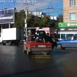 В Новосибирске парень прокатился на багажнике  пятерки с алтайскими номерами